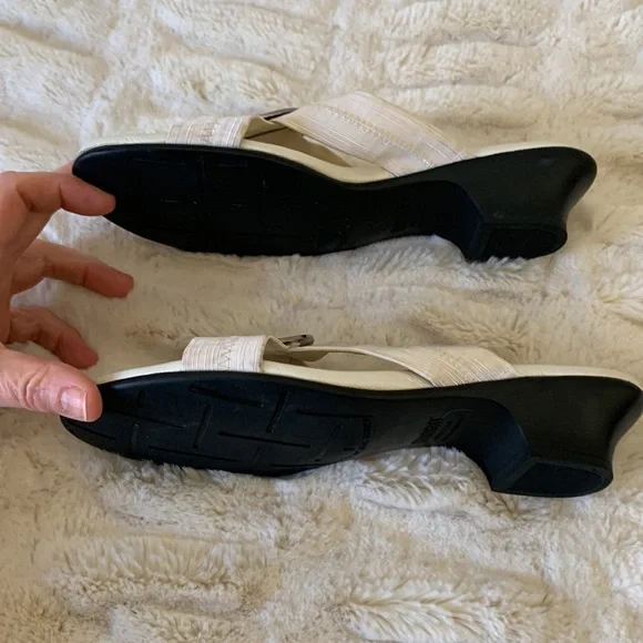Munro Sandals. Size 8. White elastic upper. 1 1/2” Heel. Super comfortab… - Picture 7 of 8